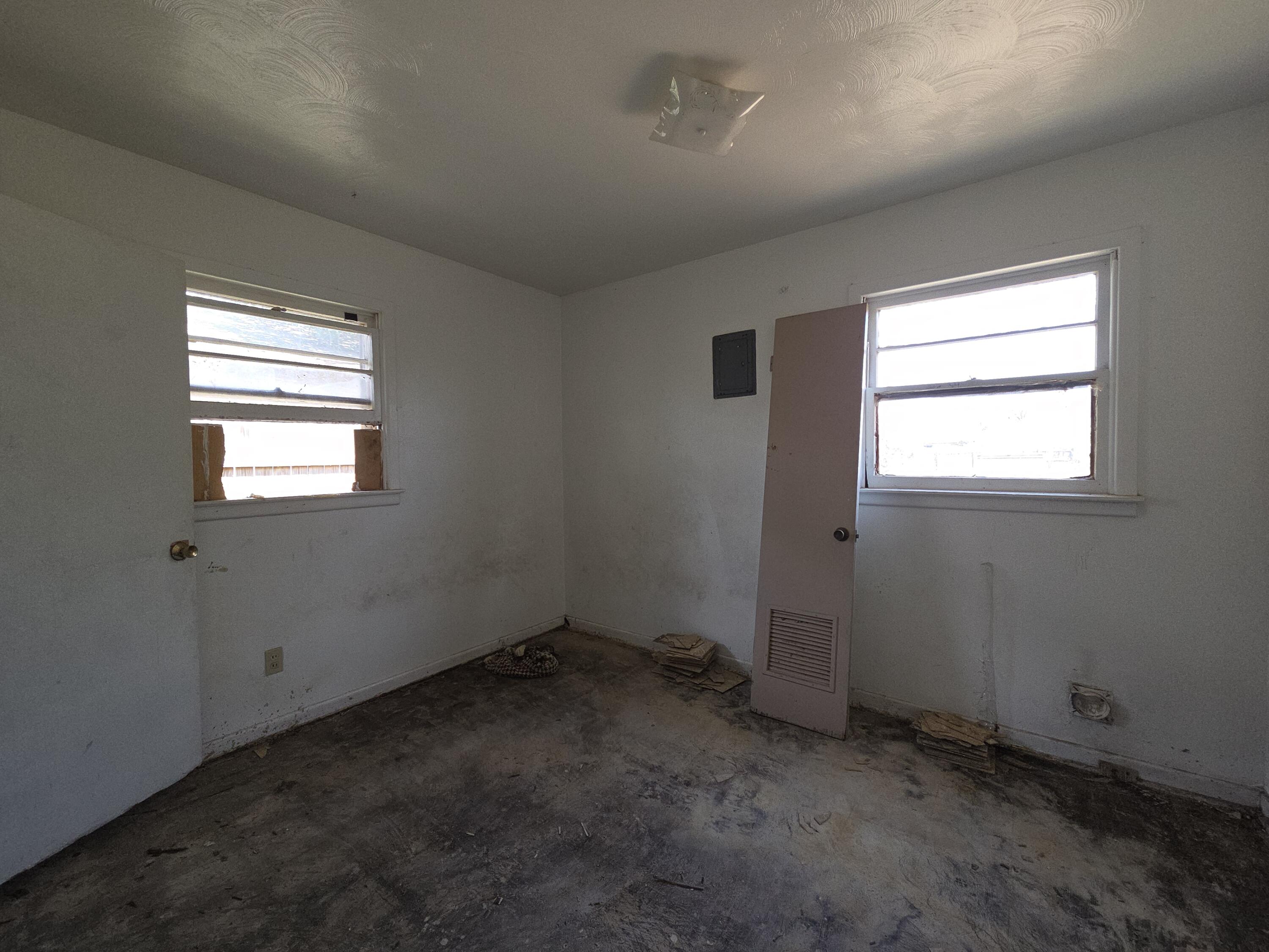 4-properties 4-properties Fixer Package Lubbock, TX 79403 - Photo 31 of 39 an empty room with windows