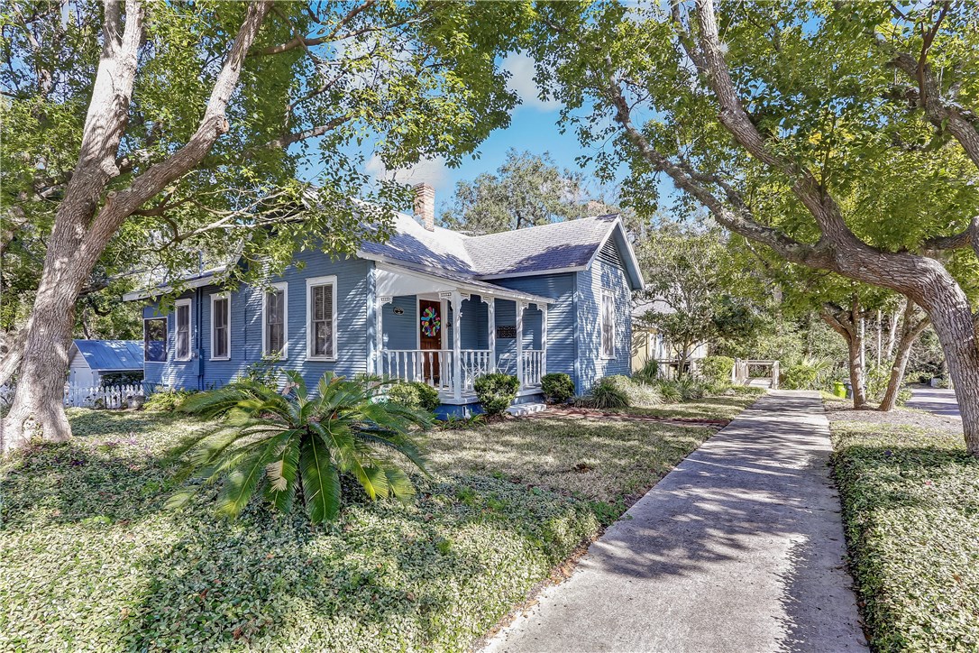 603 Broome Street Fernandina Beach, FL 32034 - Photo 1 of 33 a front view of a house with garden