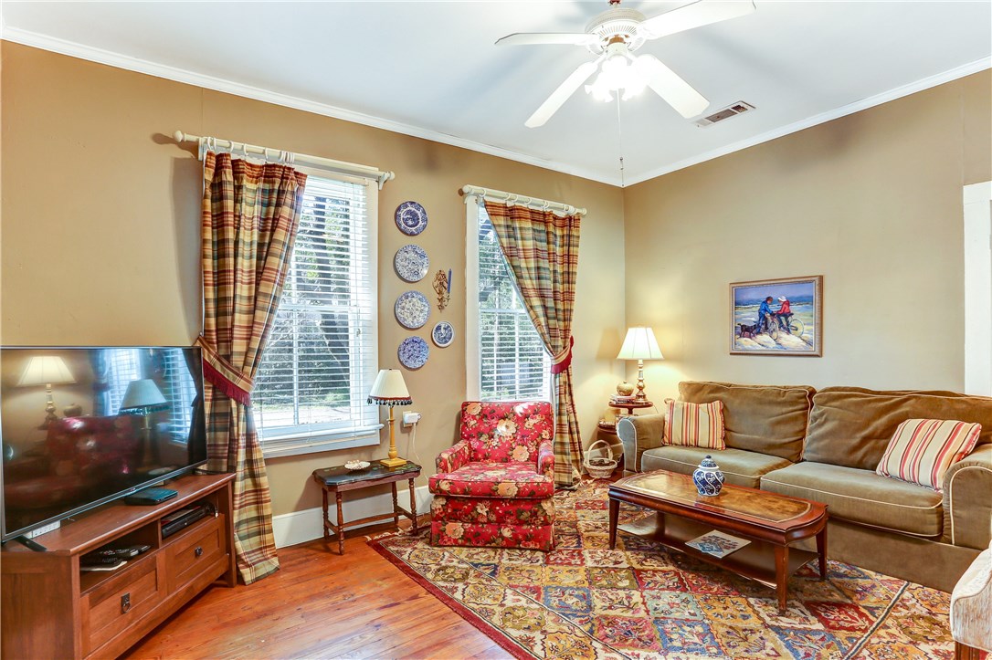 603 Broome Street Fernandina Beach, FL 32034 - Photo 11 of 33 a living room with furniture and a flat screen tv