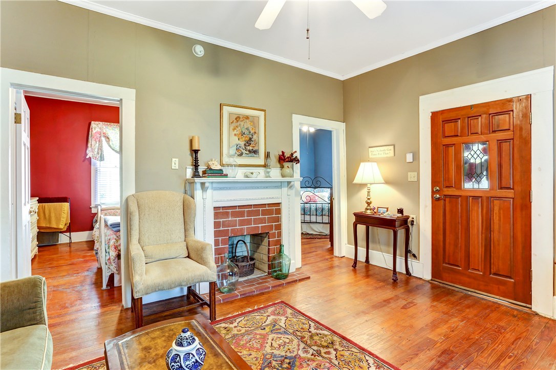 603 Broome Street Fernandina Beach, FL 32034 - Photo 13 of 33 a living room with furniture a dining table and wooden floor