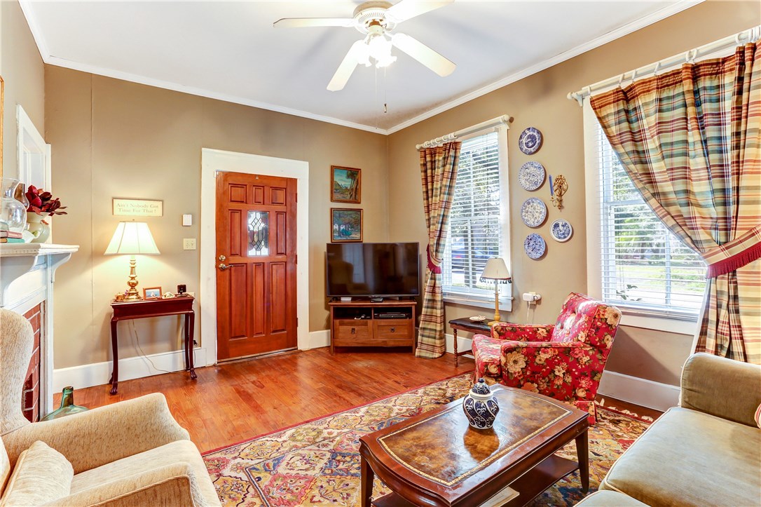 603 Broome Street Fernandina Beach, FL 32034 - Photo 2 of 33 a living room with furniture and a flat screen tv