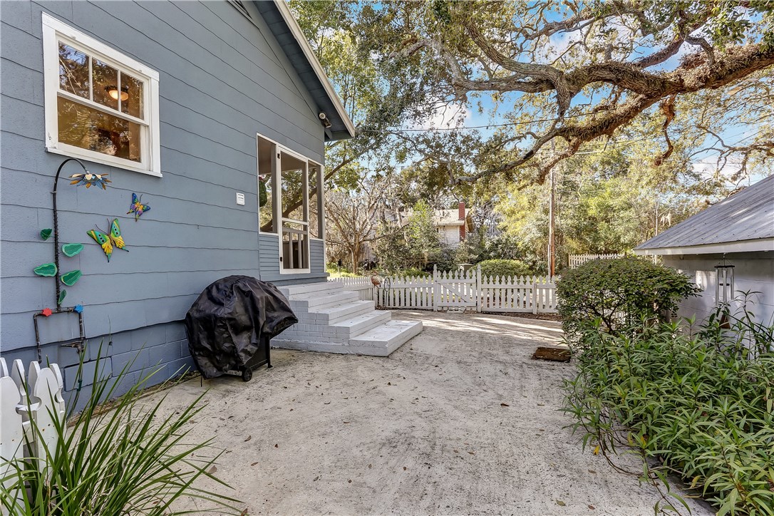 603 Broome Street Fernandina Beach, FL 32034 - Photo 27 of 33 a backyard of a house with outdoor seating