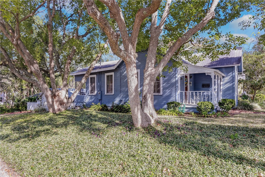 603 Broome Street Fernandina Beach, FL 32034 - Photo 33 of 33 a front view of a house with a garden