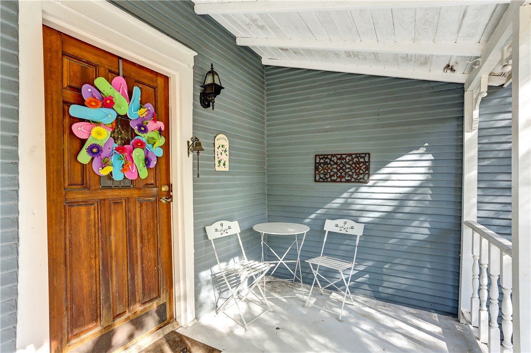 603 Broome Street Fernandina Beach, FL 32034 - Photo 10 of 33 a balcony with table and chairs