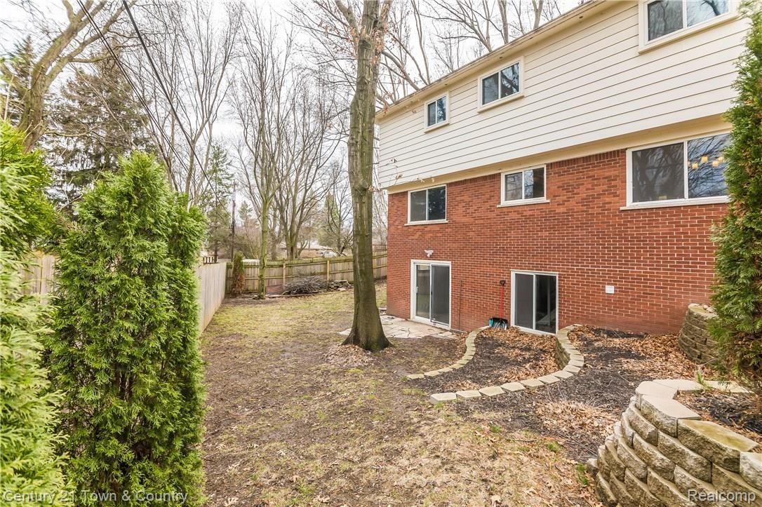 2080 Avoncrest Court Rochester, MI 48309 - Photo 32 of 39 032-Rear_View-3888221-large.jpg