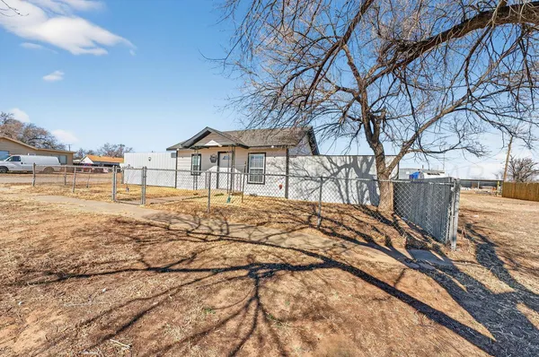 a view of a yard with a house
