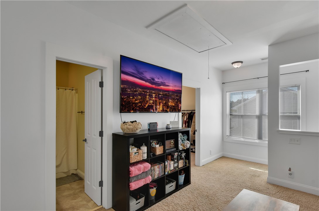 121 Pecan Pointe Road West Brunswick, GA 31525 - Photo 20 of 27 Upstairs sitting area