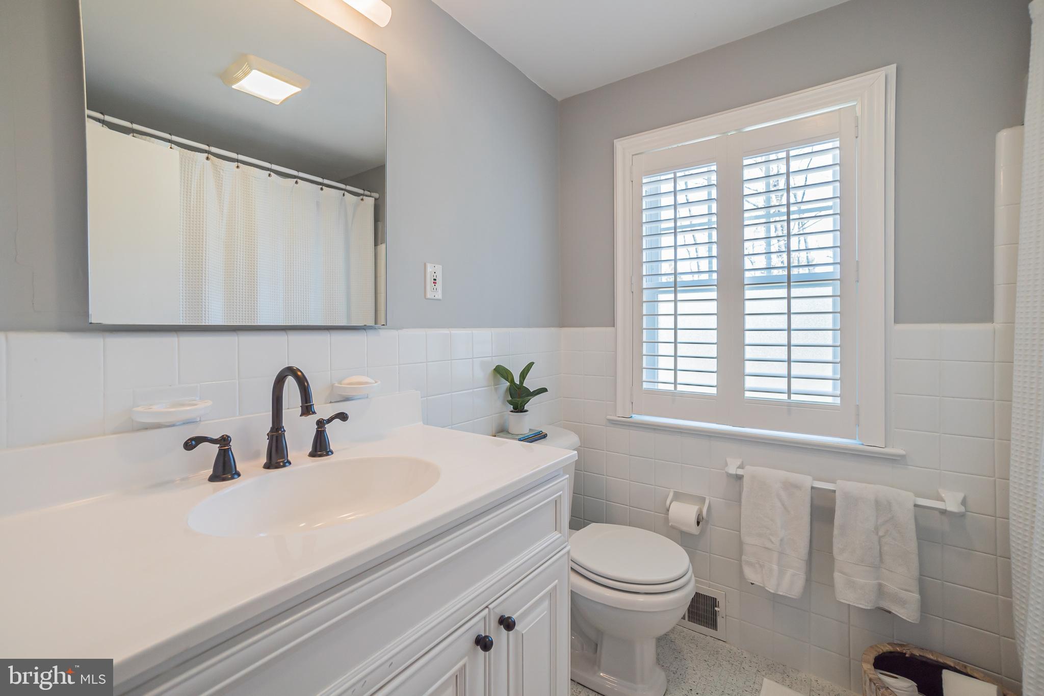923 Pinecroft Road Berwyn, PA 19312 - Photo 25 of 31 Full Hall Bath