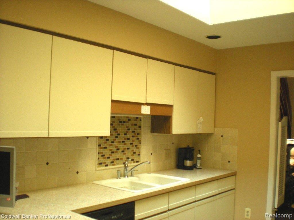 2198 London Bridge Drive, Unit 19 Rochester, MI 48307 - Photo 6 of 10 Kitchen