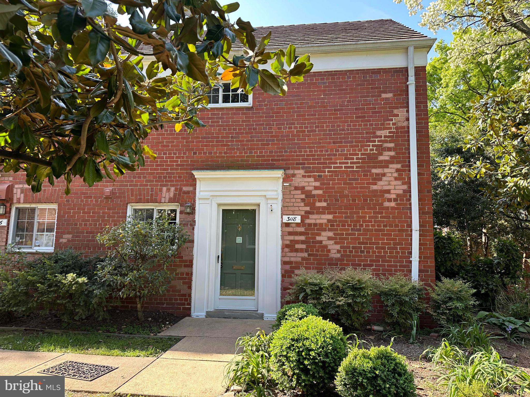 3118 Wellington Road Alexandria, VA 22302 - Photo 2 of 47 Beautiful end unit in park-like Parkfairfax