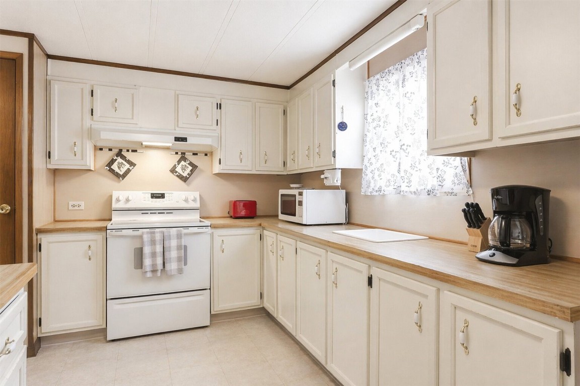 23668 3rd Street New Caney, TX 77357 - Photo 11 of 25 Kitchen (new floors)