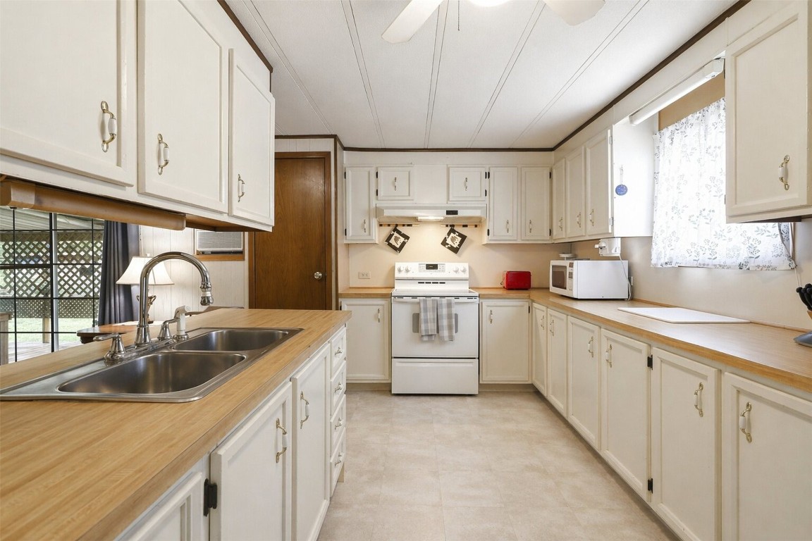 23668 3rd Street New Caney, TX 77357 - Photo 12 of 25 Kitchen