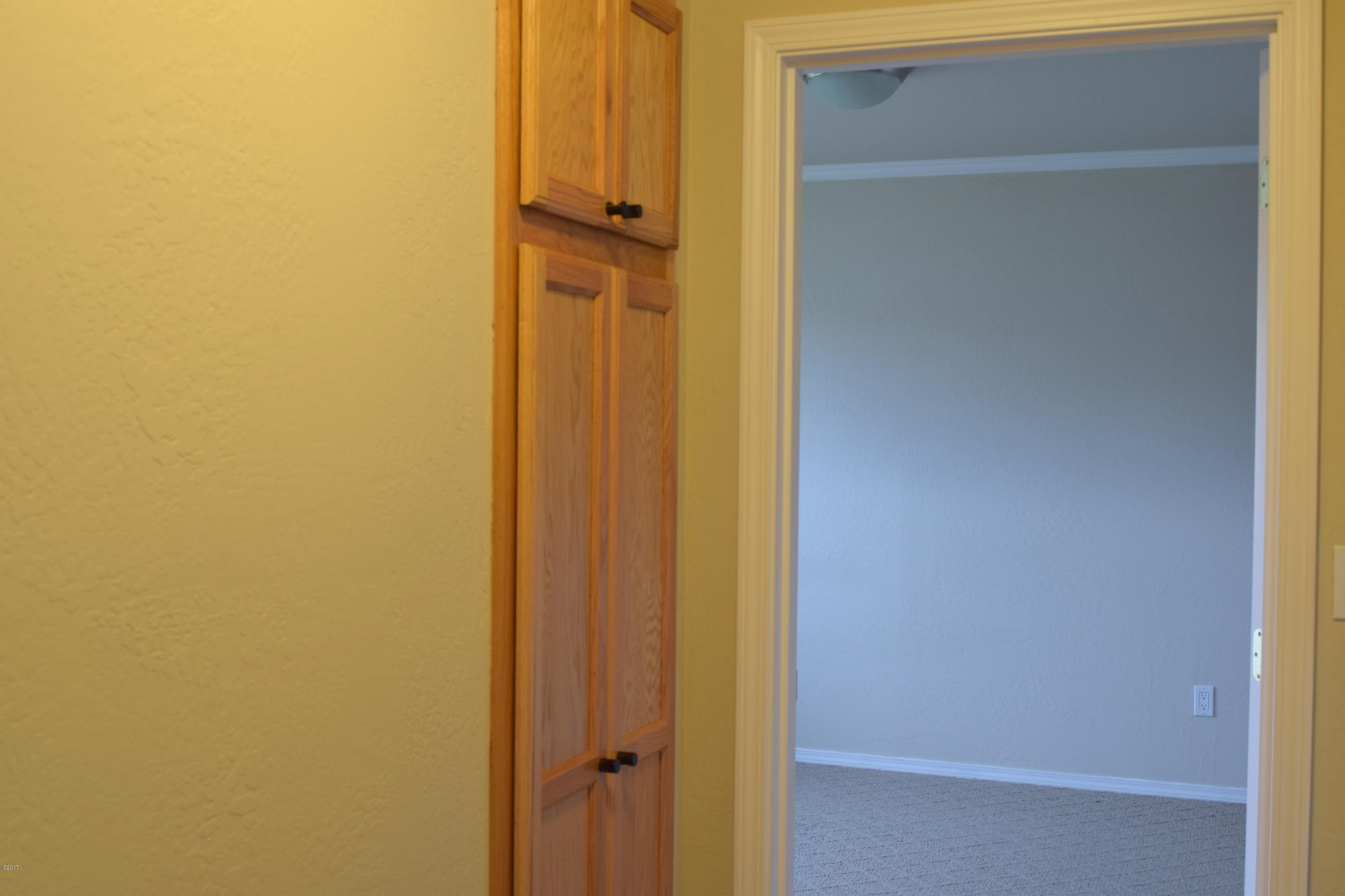 911 Southwest 12th Street Newport, OR 97365 - Photo 24 of 29 Hall Storage