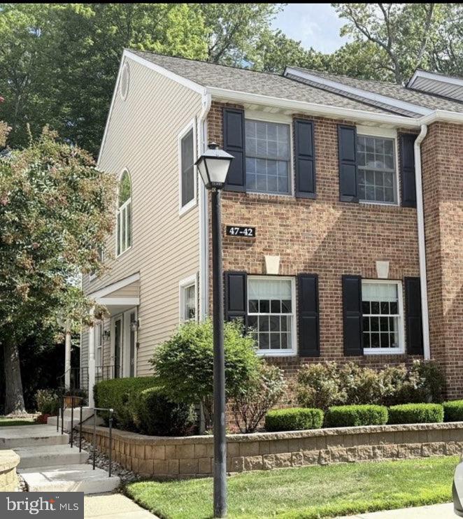 a view of a house with yard and plants