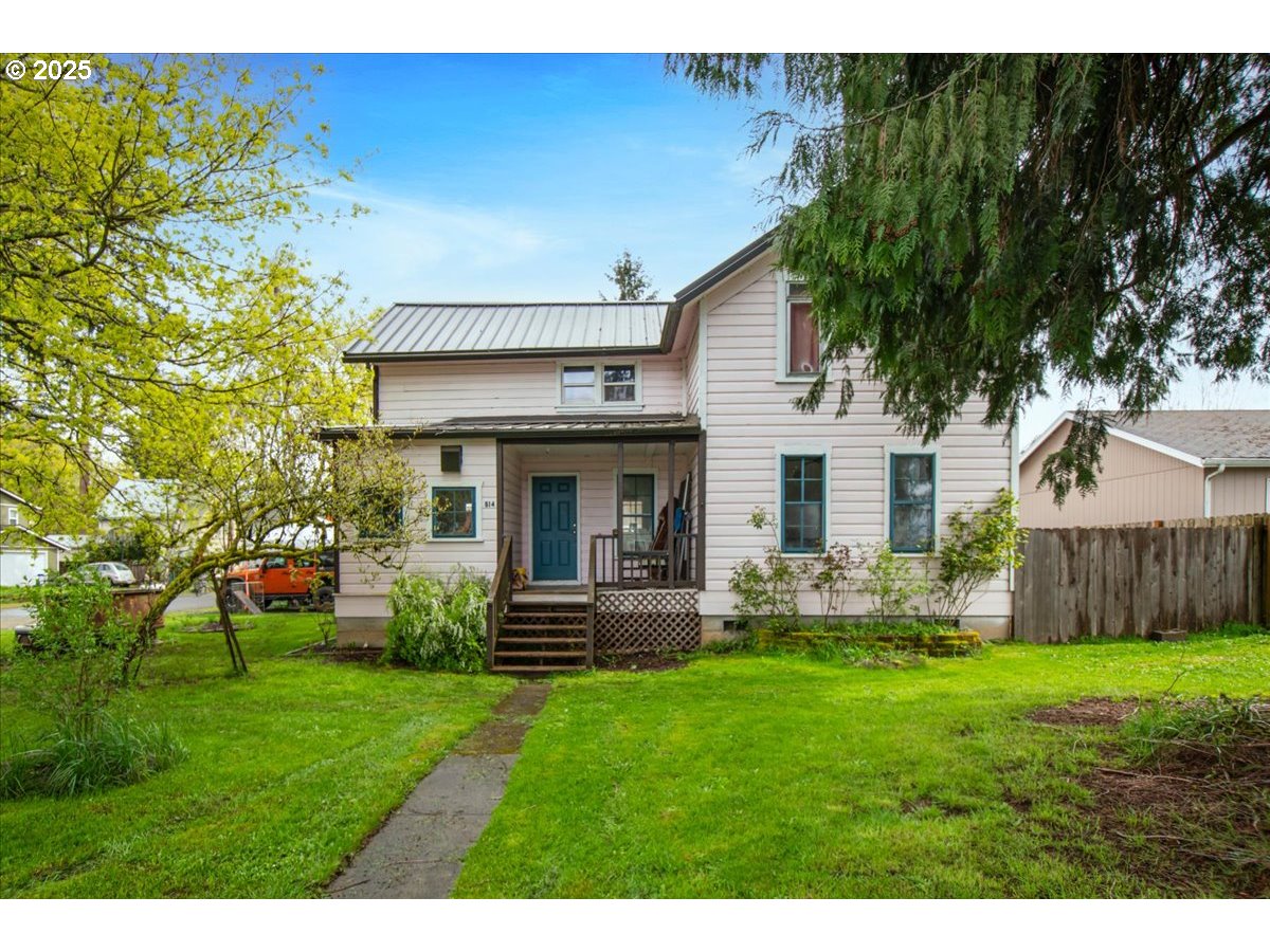 514 North Main Avenue Ridgefield, WA 98642 - Photo 1 of 16 a front view of house with yard and green space