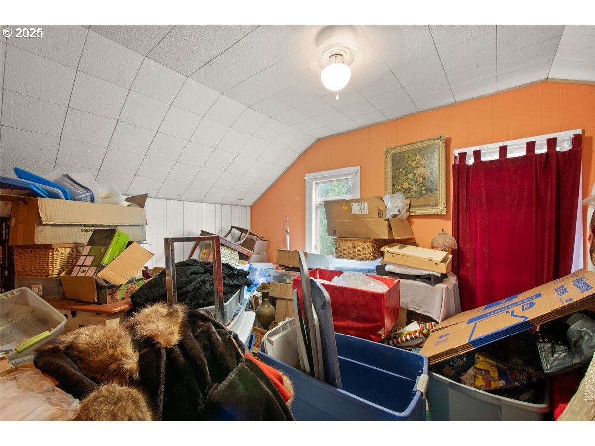 514 North Main Avenue Ridgefield, WA 98642 - Photo 13 of 16 a view of a room with furniture