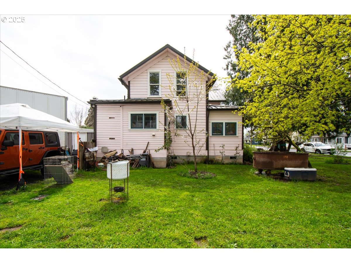 514 North Main Avenue Ridgefield, WA 98642 - Photo 15 of 16 a front view of a house with a garden and trees