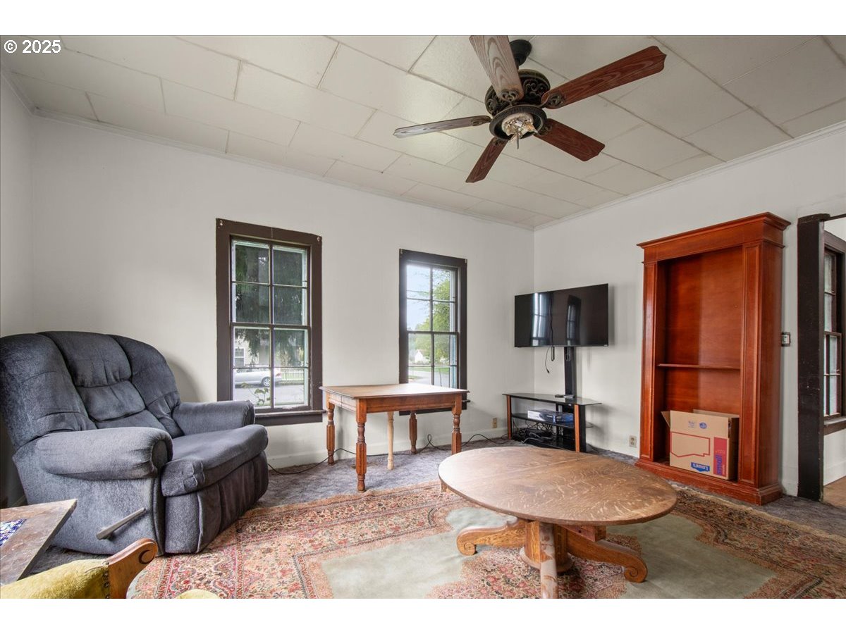 514 North Main Avenue Ridgefield, WA 98642 - Photo 4 of 16 a living room with furniture and a window