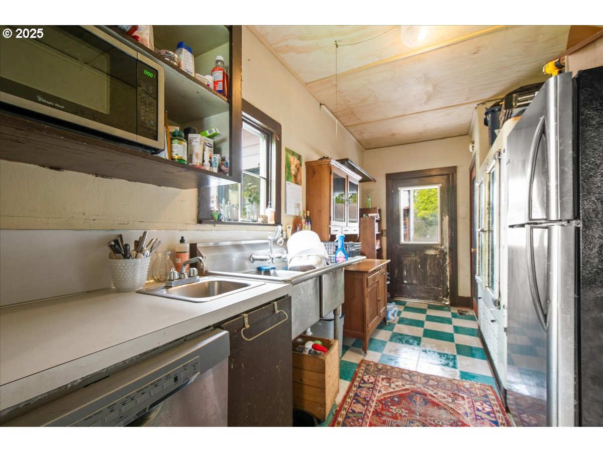 514 North Main Avenue Ridgefield, WA 98642 - Photo 7 of 16 a kitchen with a sink appliances and cabinets