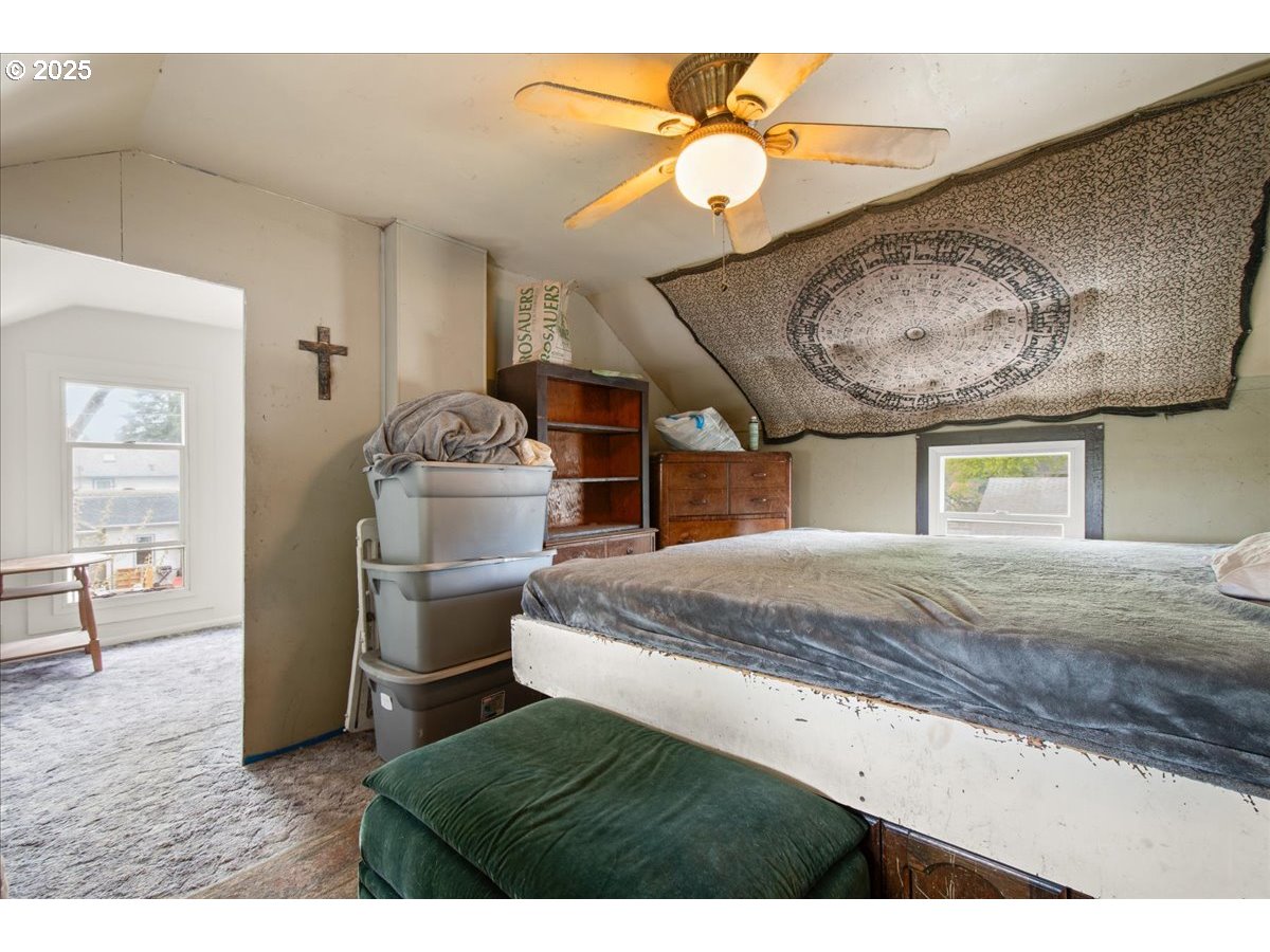 514 North Main Avenue Ridgefield, WA 98642 - Photo 10 of 16 a bedroom with a bed and cabinets