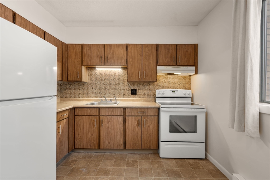 121 Bailey Street, Unit D31 Worcester, MA 01602 - Photo 10 of 25 a kitchen with a sink and cabinets