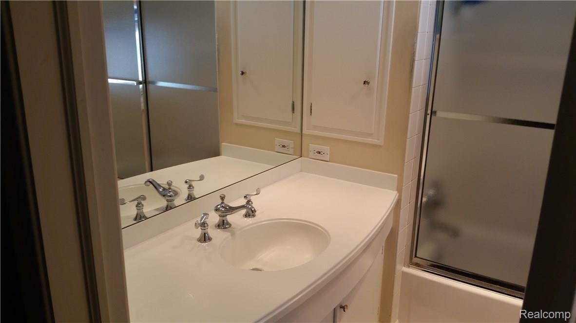 85 Lothrop Road Grosse Pointe, MI 48236 - Photo 17 of 23 Upstairs Bath