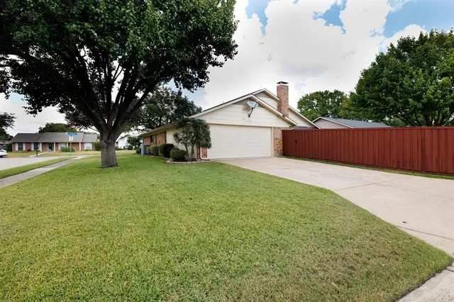 a view of a house with backyard and garden