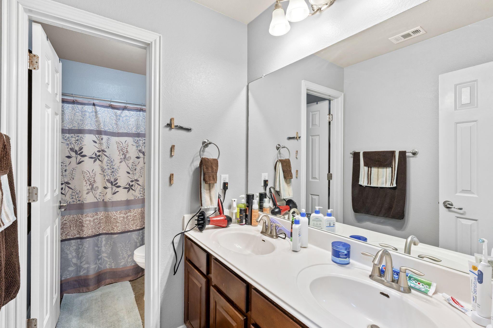 227 Sandstone Trail Buda, TX 78610 - Photo 20 of 33 Dual vanity with white countertops and undermount sinks