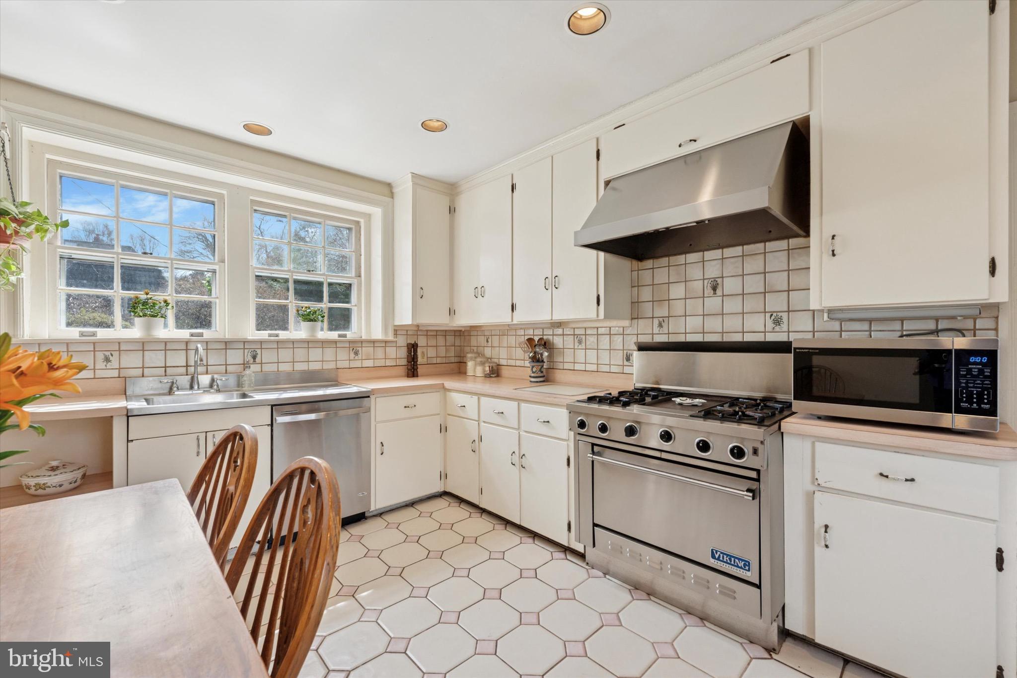 402 Penn Road Wynnewood, PA 19096 - Photo 40 of 75 Professional Stove with Oven