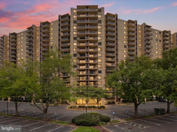 $2,600 | 309 Yoakum Parkway, Unit 1002, Alexandria, VA 22304