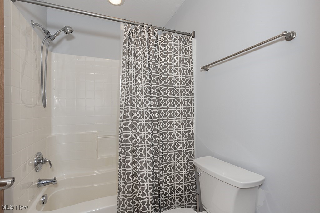 11651 Colburn Road Painesville, OH 44077 - Photo 34 of 42 2nd floor bathroom