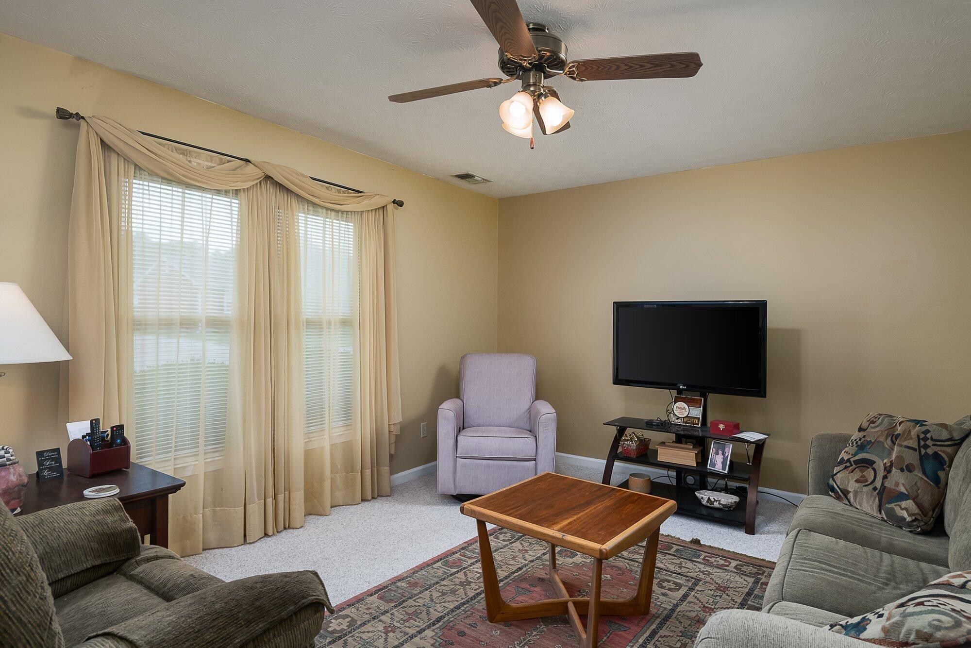 409 Ryne Court Versailles, KY 40383 - Photo 4 of 24 409_ryne_ct_8_8_23-004.jpg-SMALL