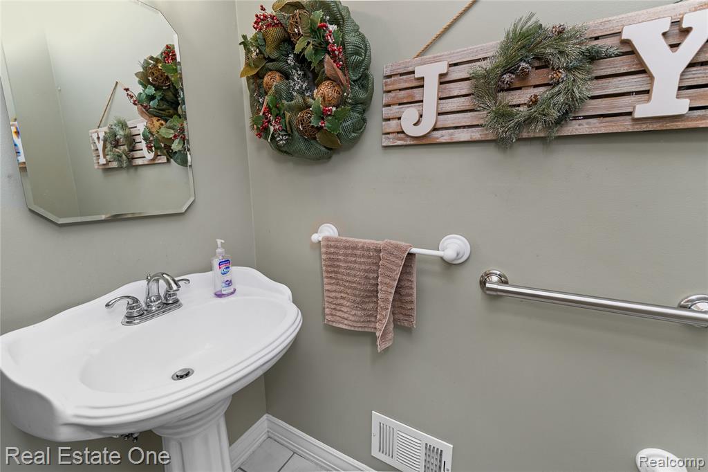 21462 Meridian Road Grosse Ile, MI 48138 - Photo 17 of 36 Gallery Image 17