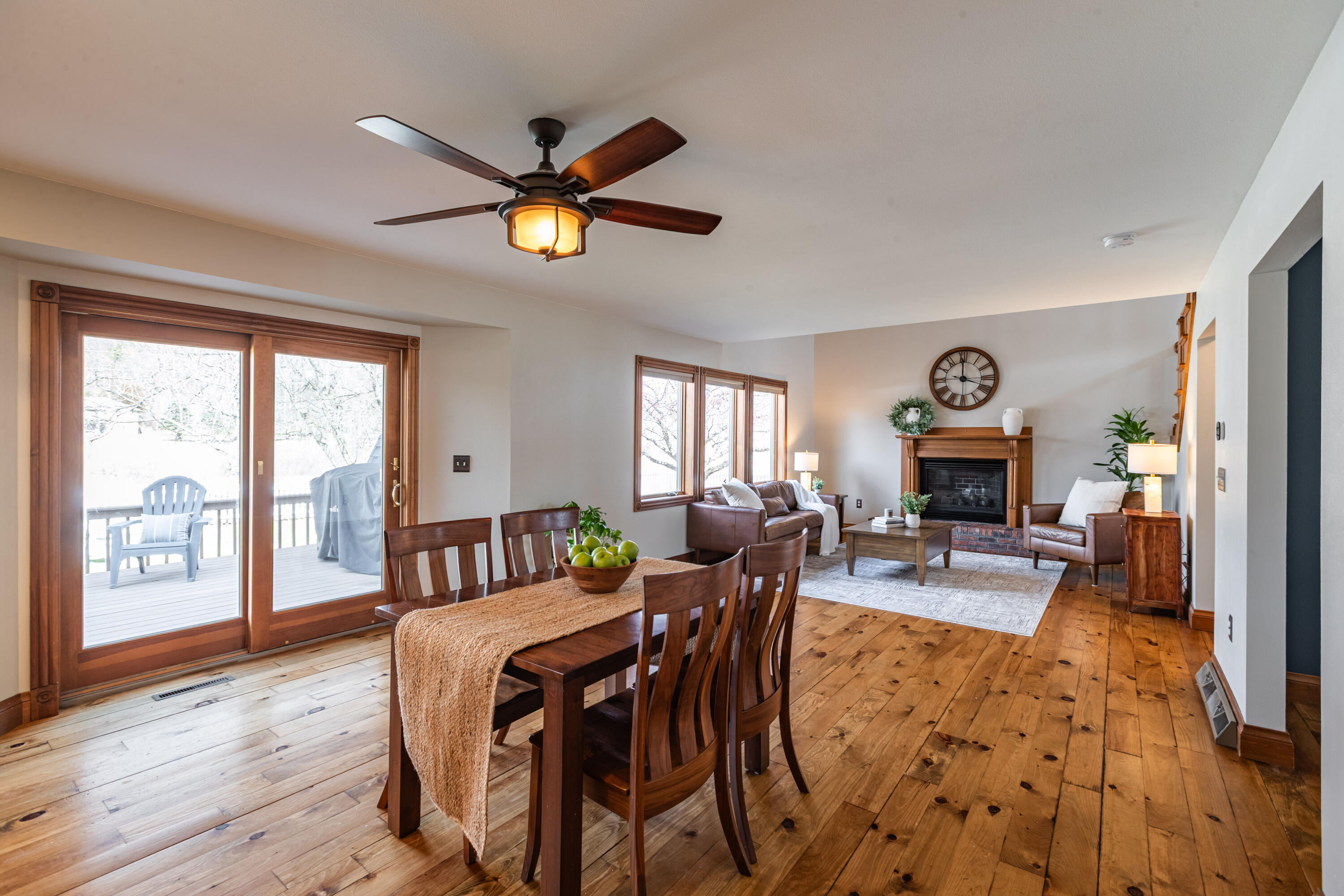 2421 Krause Road Onalaska, WI 54650 - Photo 11 of 31 Eating area