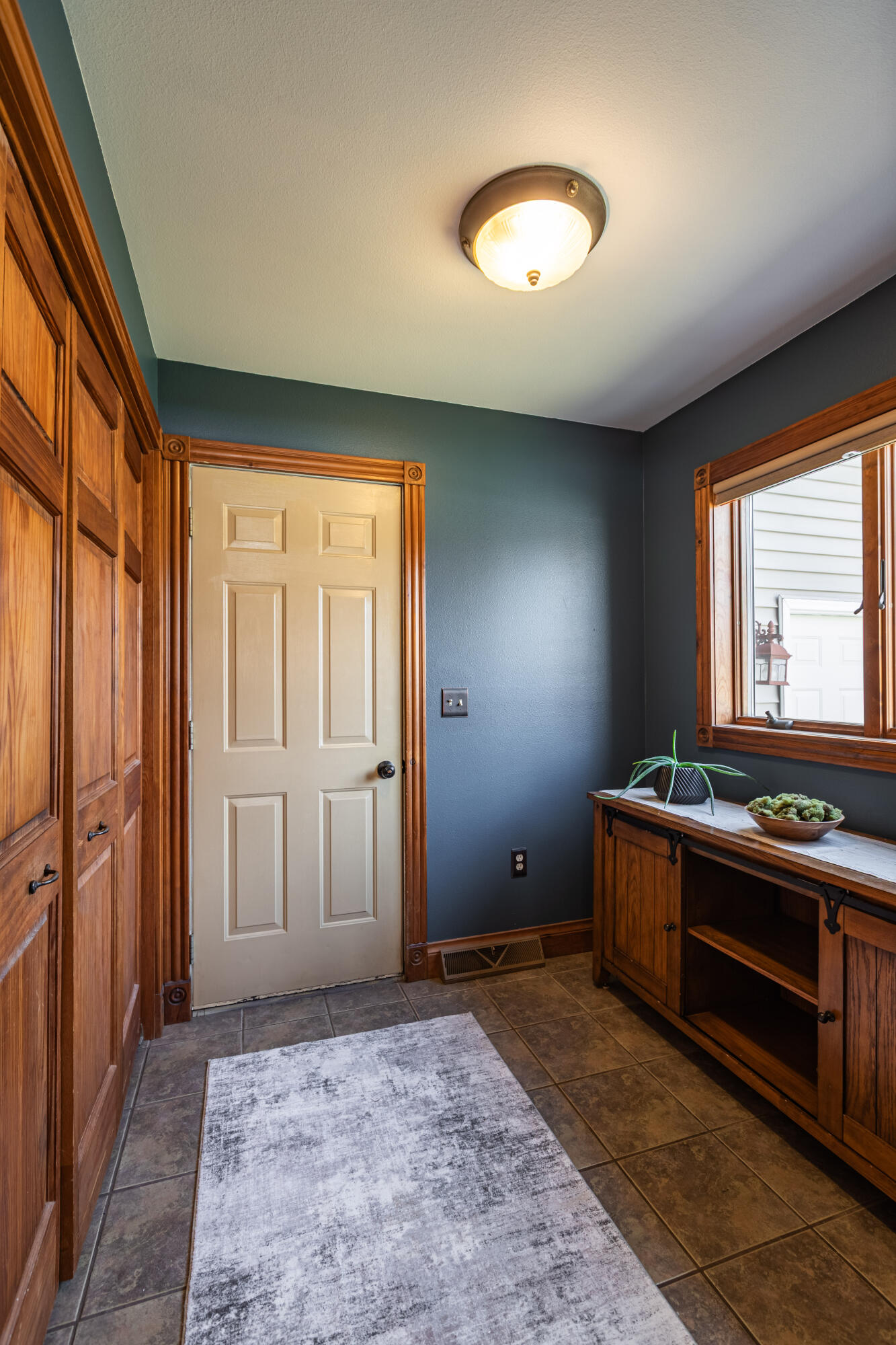 2421 Krause Road Onalaska, WI 54650 - Photo 14 of 31 Mud Room