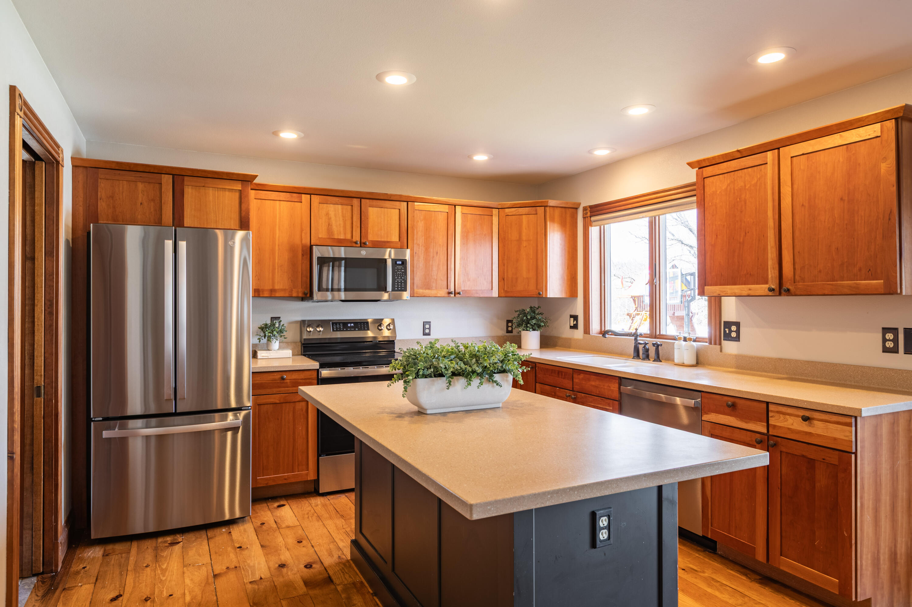 2421 Krause Road Onalaska, WI 54650 - Photo 7 of 31 Kitchen