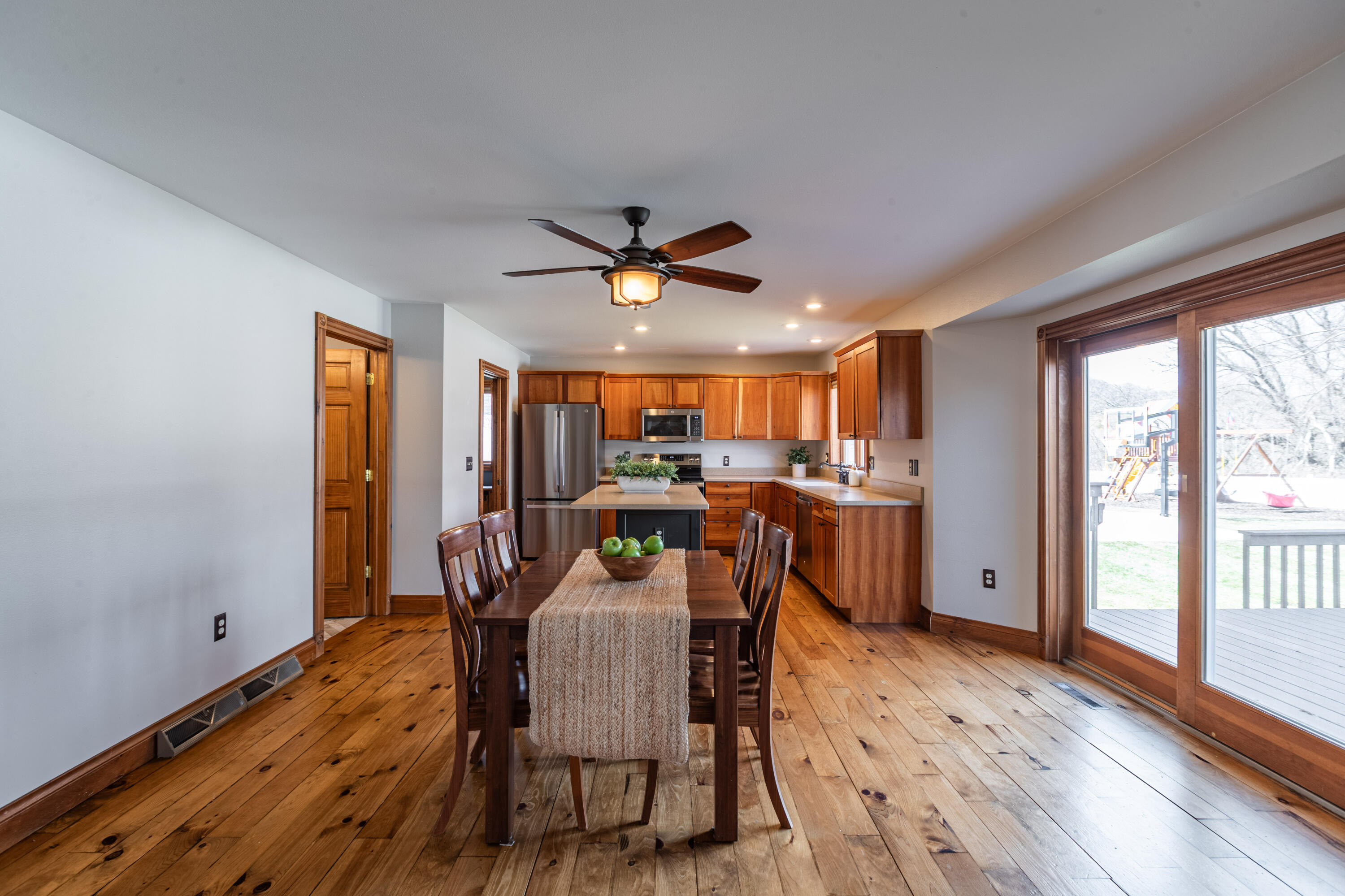 2421 Krause Road Onalaska, WI 54650 - Photo 10 of 31 Eating area & Kitchen