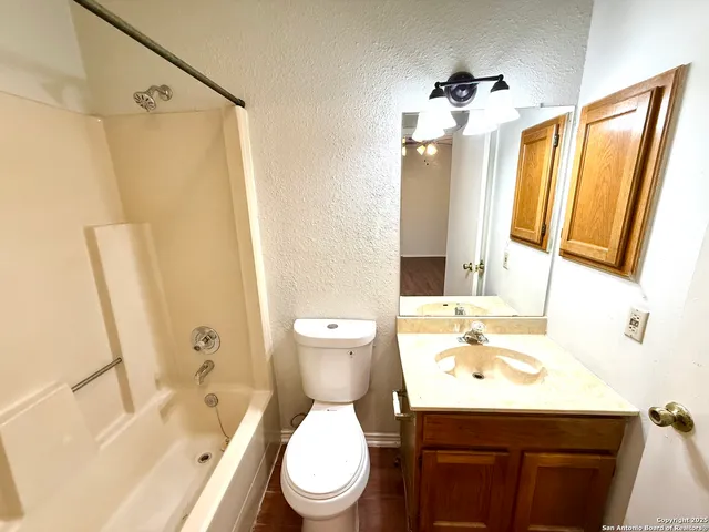 $875 | 4545 Hoeneke Drive, Unit 303, Kirby, TX 78219