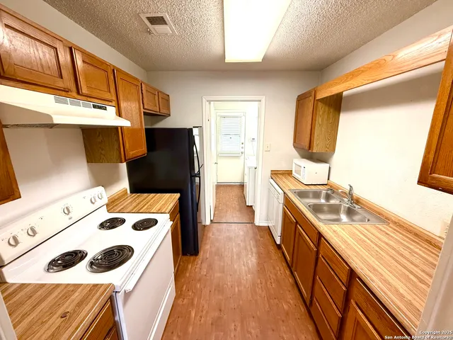 $875 | 4545 Hoeneke Drive, Unit 303, Kirby, TX 78219