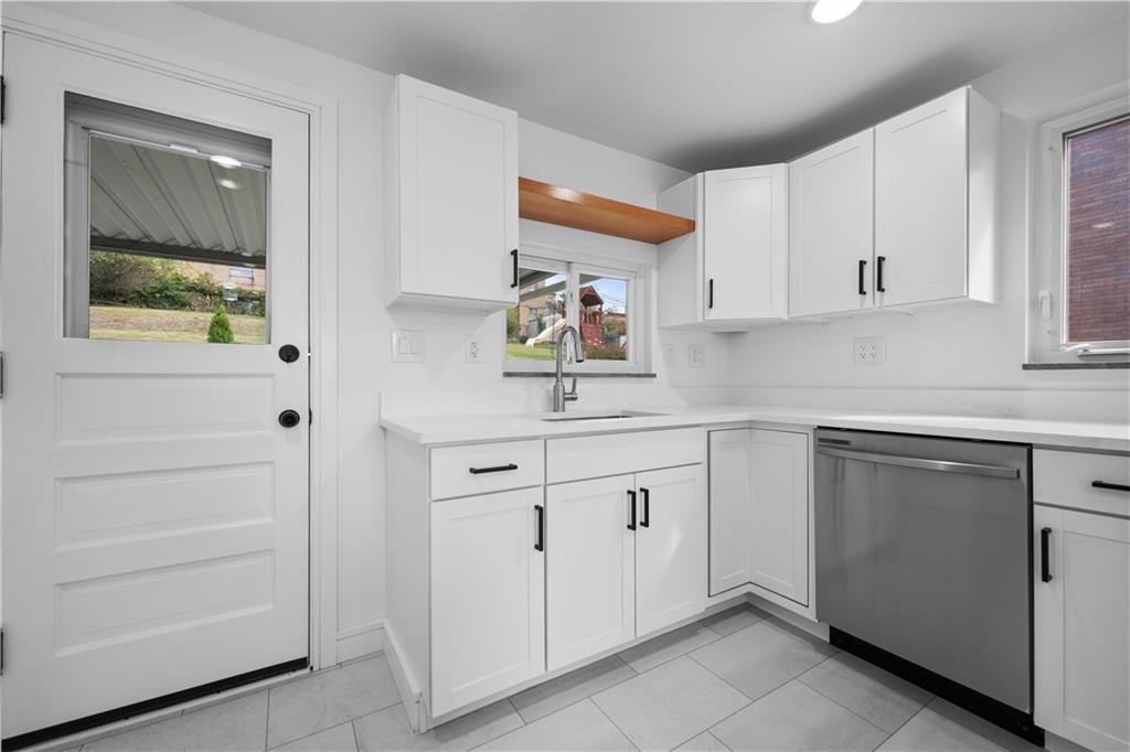 2370 Rose Garden Road Pittsburgh, PA 15220 - Photo 11 of 37 Gallery Image 11