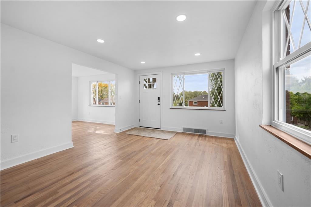 2370 Rose Garden Road Pittsburgh, PA 15220 - Photo 4 of 37 Gallery Image 4