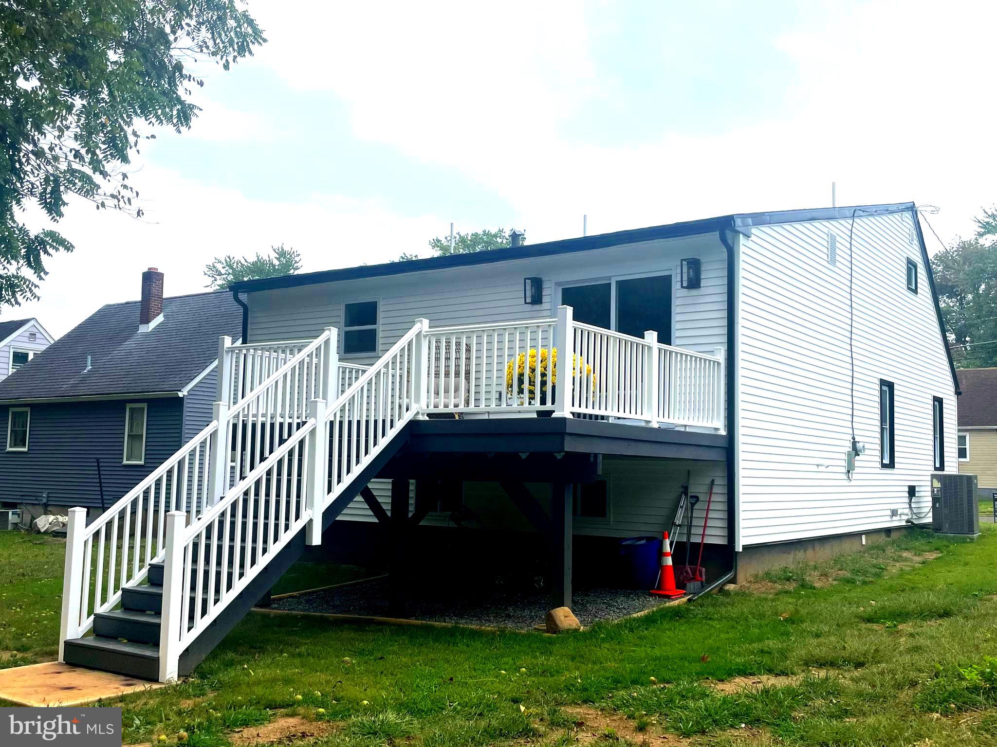 431 East Park Avenue Maple Shade, NJ 08052 - Photo 32 of 36 a front view of a house with garden