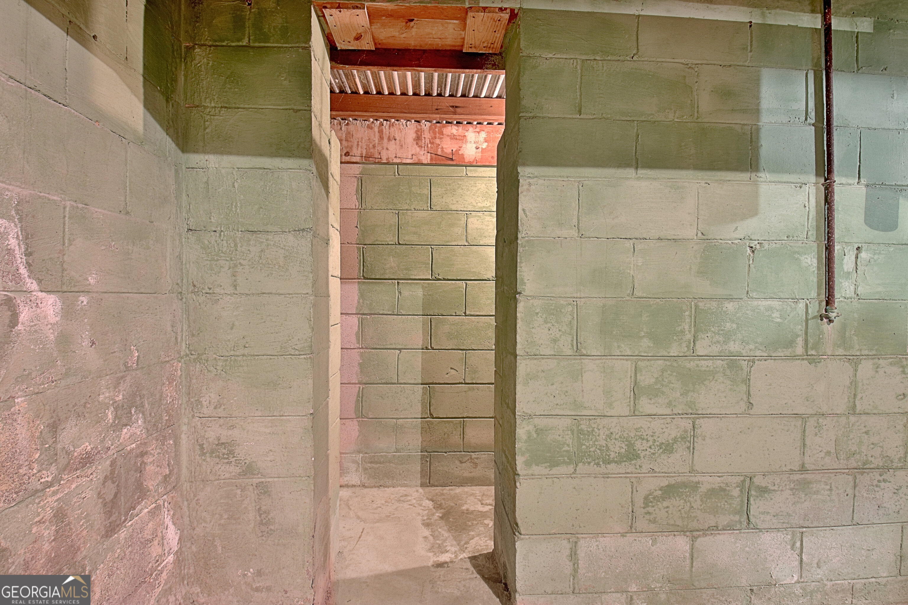 717 Tyrone Road Tyrone, GA 30290 - Photo 31 of 58 a bathroom with a shower