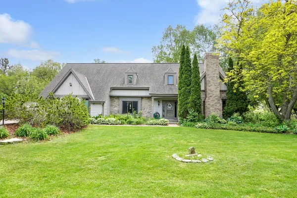 $850,000 | 906 Scenic Heights Drive, Delafield, WI 53018