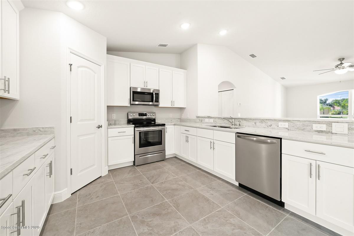 1475 Wakefield Road Southeast Palm Bay, FL 32909 - Photo 10 of 52 sample