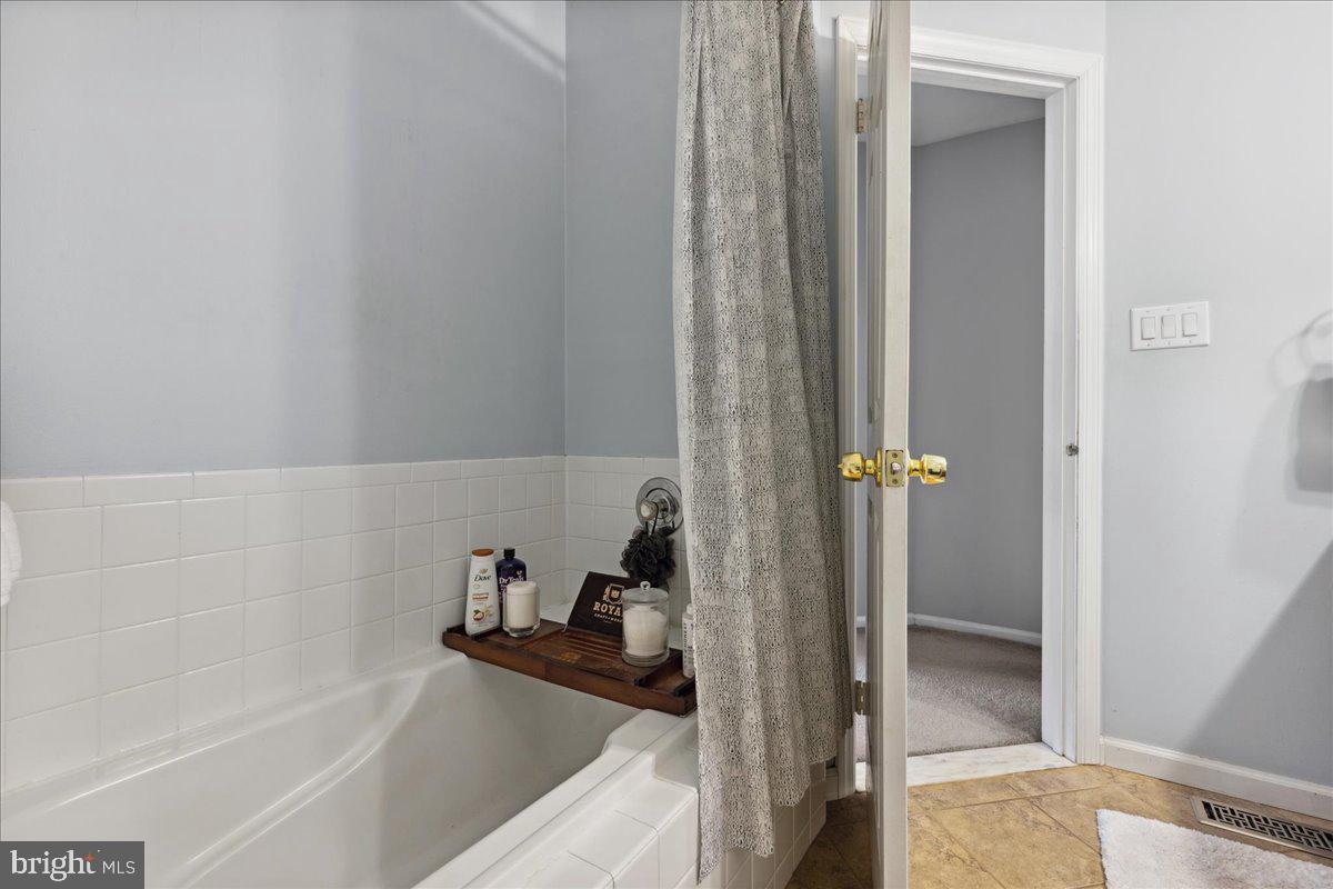 52 Kettlebrook Drive Mount Laurel, NJ 08054 - Photo 17 of 28 Primary bathroom soaking tub