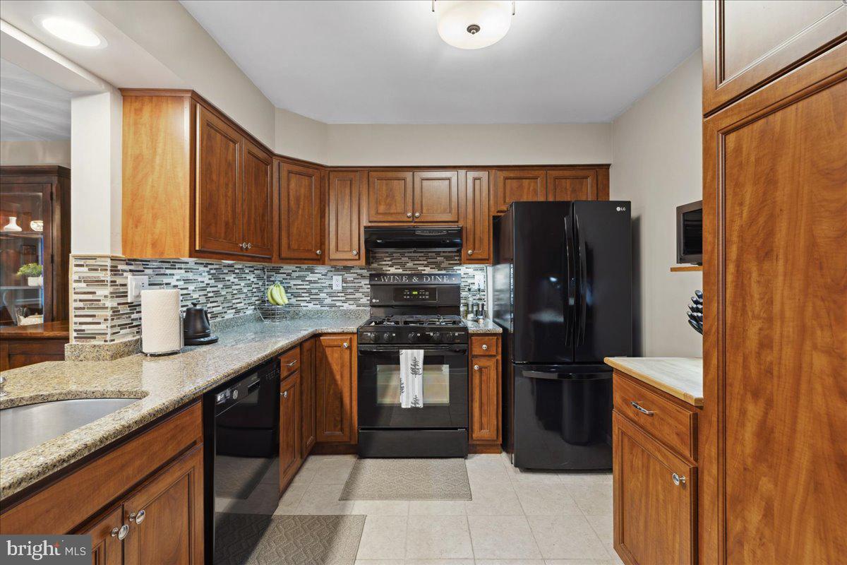 52 Kettlebrook Drive Mount Laurel, NJ 08054 - Photo 6 of 28 L-Shaped Kitchen with Pantry Storage