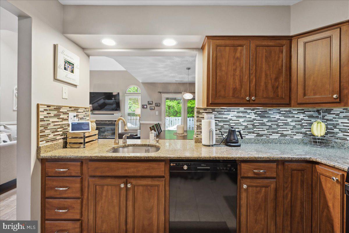 52 Kettlebrook Drive Mount Laurel, NJ 08054 - Photo 7 of 28 Updated Granite countertop & backsplash