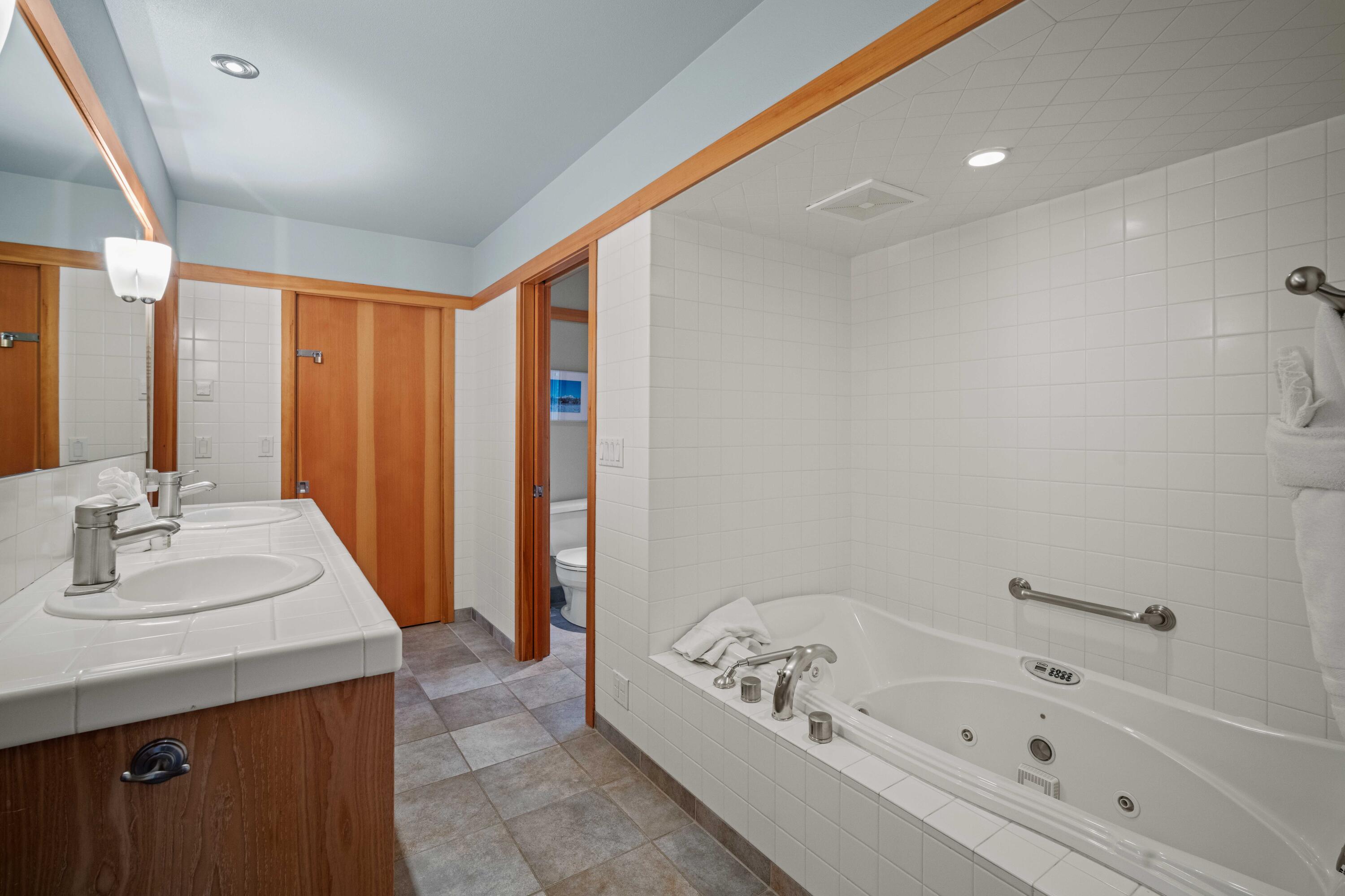 57655 Aspen Lane, Unit 2 Sunriver, OR 97707 - Photo 22 of 47 23 - primary bath
