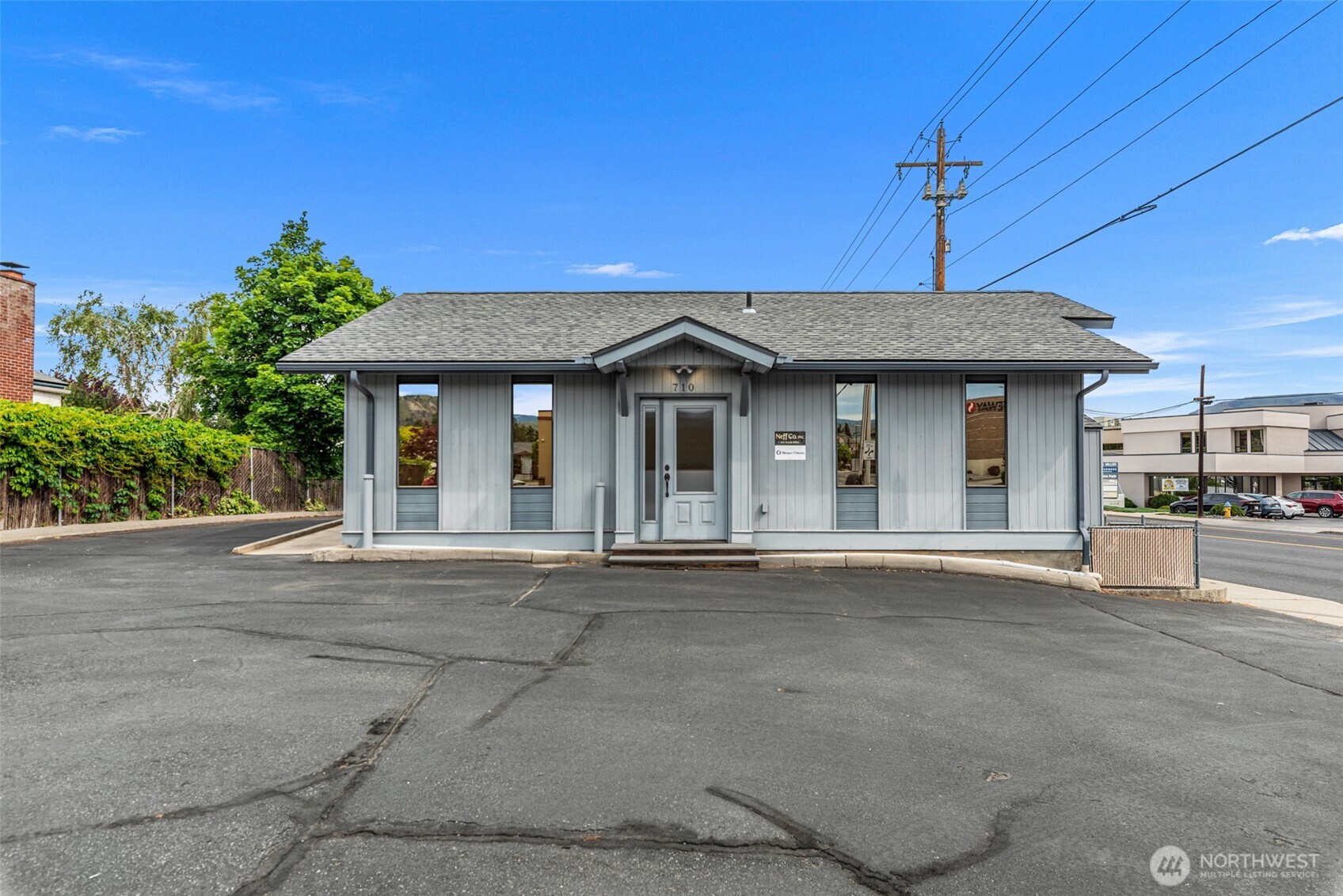 710 North Miller Street Wenatchee, WA 98801 - Photo 11 of 33 a front view of a house with a garden